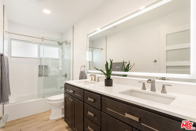 3536 Malibu Country Drive, Malibu CA: https://media.crmls.org/mediaz/cb931067-0378-4ebe-8072-35e85225b726.jpg