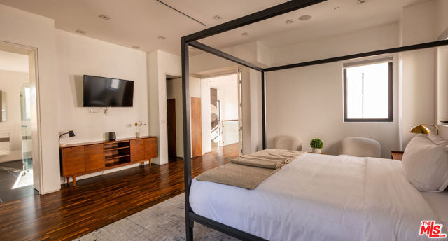 926 N Crescent Heights Boulevard, Los Angeles CA: https://media.crmls.org/mediaz/cb931330-0203-48d7-8e88-5055e0529bbb.jpg