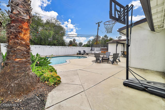 168 E Gainsborough Road, Thousand Oaks CA: https://media.crmls.org/mediaz/cb939ef3-e271-4867-8688-fb401c8f8f4d.jpg