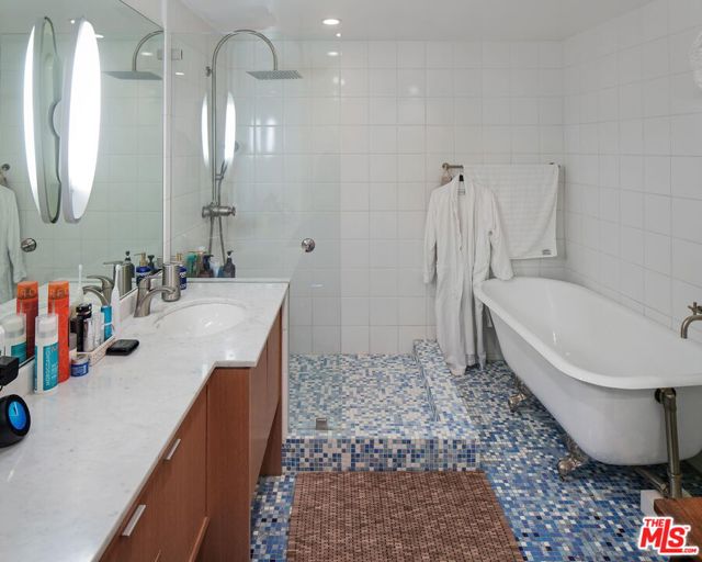 7250 Franklin Avenue, Los Angeles CA: https://media.crmls.org/mediaz/cb9471d7-dfe1-4652-8afb-2691806587f7.jpg