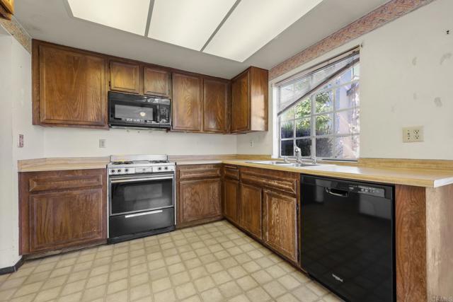 Detail Gallery Image 4 of 29 For 2469 Turnbridge, Escondido,  CA 92027 - 2 Beds | 2 Baths