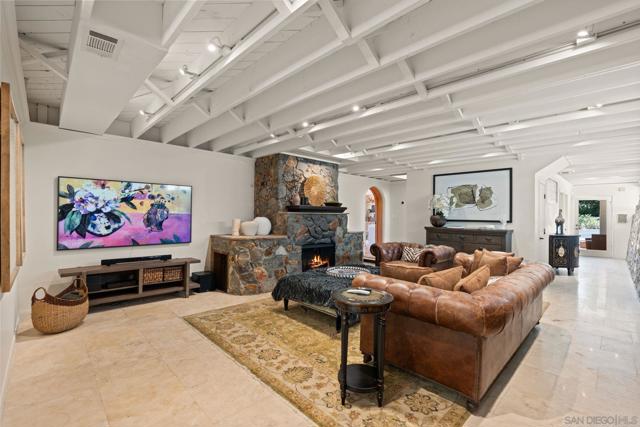 6347 Las Colinas, Rancho Santa Fe CA: https://media.crmls.org/mediaz/cb94d28e-1a19-4d4b-95de-bc9407c7c5c0.jpg