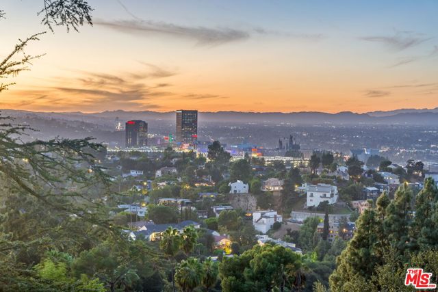3527 Wonder View Drive, Los Angeles CA: https://media.crmls.org/mediaz/cb958545-5895-4a6c-b51e-390854ddb7e0.jpg
