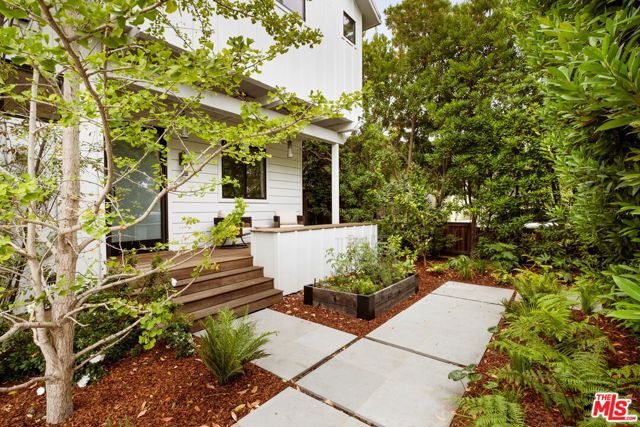 1023 Superba Avenue, Venice CA: https://media.crmls.org/mediaz/cb958575-8b6a-4b58-a44f-133880fc93b0.jpg