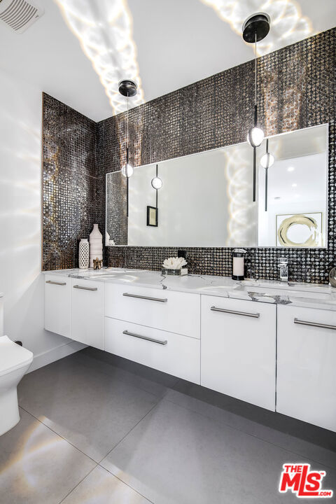 13378 Contour Drive, Sherman Oaks CA: https://media.crmls.org/mediaz/cb95b31e-f5fd-4b65-84fd-4a9596c0b957.jpg