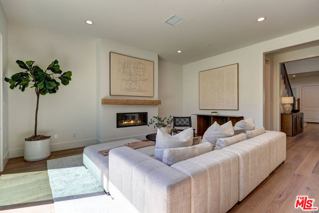 7733 Henefer Avenue, Los Angeles CA: https://media.crmls.org/mediaz/cb96c137-c879-48b5-b53a-7ac16538fd42.jpg