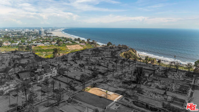 413 Swarthmore Avenue, Pacific Palisades CA: https://media.crmls.org/mediaz/cb96d0eb-7016-47a5-8a32-674a18ee1eb9.jpg