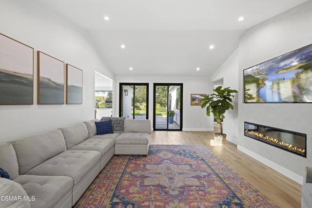 911 Vivian Circle, Newbury Park CA: https://media.crmls.org/mediaz/cb97a69d-7093-427d-873b-847b4418fec3.jpg