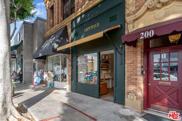 5806 Waring Avenue, Los Angeles CA: https://media.crmls.org/mediaz/cb9851c4-7896-432c-b1db-3e08dc9ca0b9.jpg
