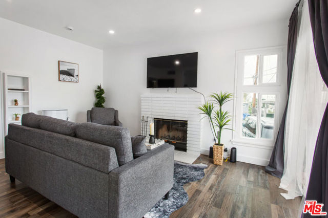 6915 Paseo Del Serra, Los Angeles CA: https://media.crmls.org/mediaz/cb98857d-76bb-445c-a24e-f777900be8e3.jpg