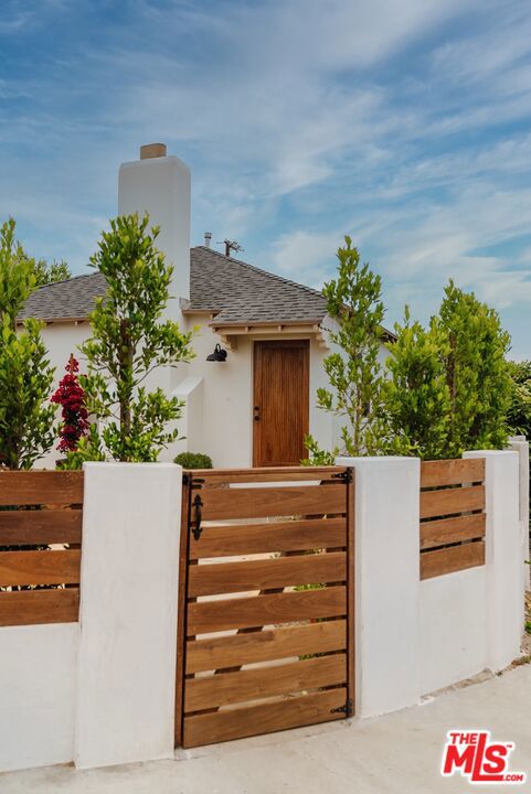 3501 Hillcrest Drive, Los Angeles CA: https://media.crmls.org/mediaz/cb9942fd-39fd-4ab2-b8d0-2685d2160962.jpg
