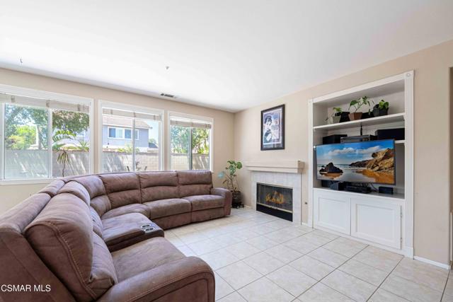 1633 Lola Way, Oxnard CA: https://media.crmls.org/mediaz/cb999440-234e-4a78-b597-a8fbcc71b088.jpg