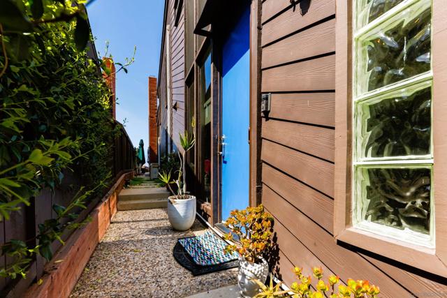 194 Neptune Ave, Encinitas CA: https://media.crmls.org/mediaz/cb9a4ae4-6c5e-4880-b8ea-290f8b1e9ae3.jpg