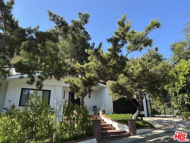 9781 Blantyre Drive, Beverly Hills CA: https://media.crmls.org/mediaz/cb9b289d-7159-4c0b-8a4d-519cfbd909e4.jpg