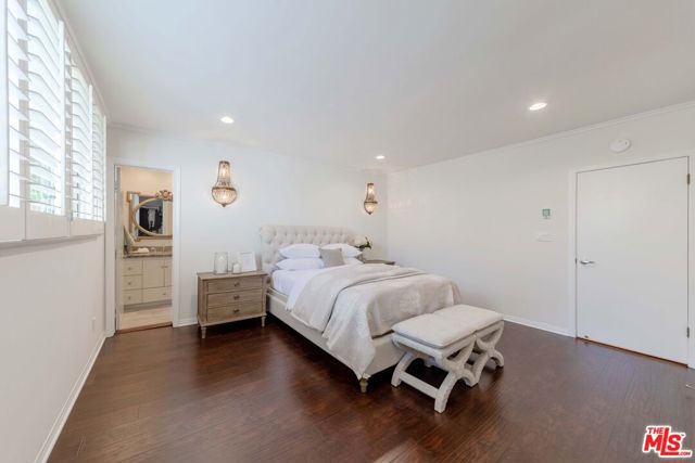 933 17th Street, Santa Monica CA: https://media.crmls.org/mediaz/cb9bff72-0de8-43f2-9fe3-9eec17771e3b.jpg
