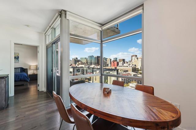 800 The Mark Ln, San Diego CA: https://media.crmls.org/mediaz/cb9c721e-3312-4db2-9e7c-ad65edbc7895.jpg