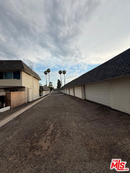10234 Oklahoma Avenue, Chatsworth CA: https://media.crmls.org/mediaz/cb9c837c-4c12-4a5b-a8a4-87bb6ccbef9a.jpg