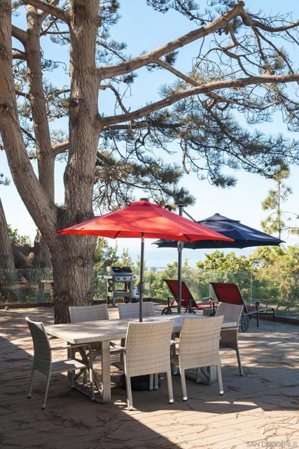 2165 Balboa Ave, Del Mar CA: https://media.crmls.org/mediaz/cb9c95f7-f8cc-4593-843b-b7aee027eb6a.jpg