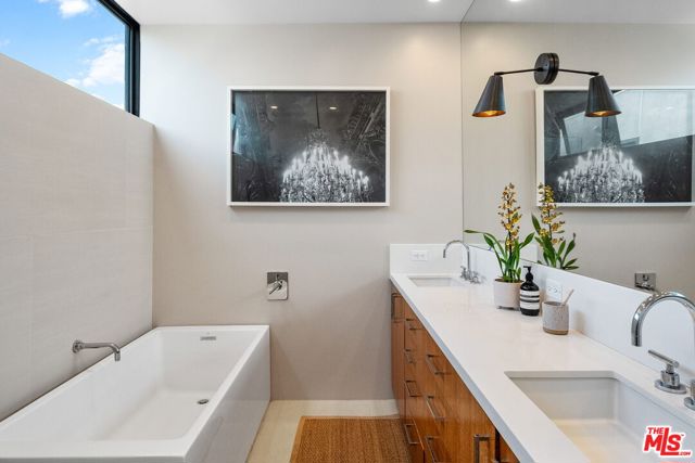 1102 Amoroso Place, Venice CA: https://media.crmls.org/mediaz/cb9d45b2-f80e-4b5a-85c3-d222b47d6061.jpg