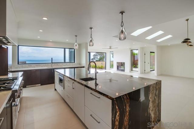 14066 Crest Way, Del Mar CA: https://media.crmls.org/mediaz/cb9d6da1-5e09-491d-a09c-12f122c6994f.jpg