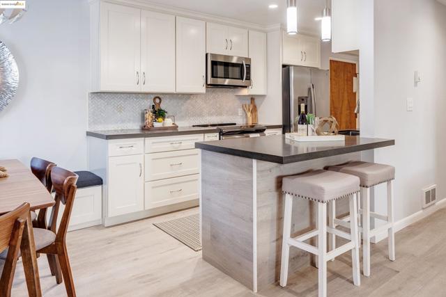 389 Belmont St, Oakland CA: https://media.crmls.org/mediaz/cb9dd71c-8191-46c5-89c5-534177e38c2d.jpg