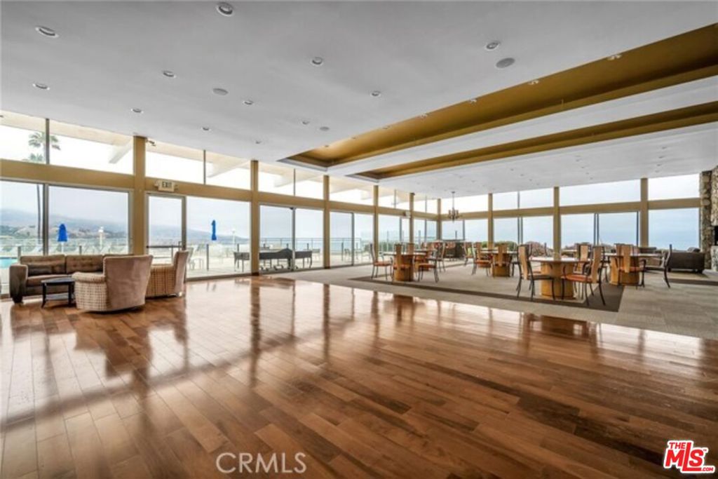 https://media.crmls.org/mediaz/cb9f8ca3-bfd5-4776-bbc8-00d398d99763.jpg?preset=X-Large