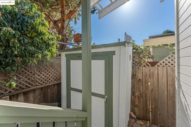350 Henry St, Oakland CA: https://media.crmls.org/mediaz/cba1f1ea-bcf3-4dc4-a22b-73923d9f532c.jpg