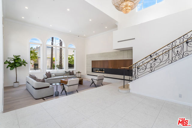 107 N Doheny Drive, Beverly Hills CA: https://media.crmls.org/mediaz/cba255cd-3ddc-43b4-96e5-a192068acef3.jpg