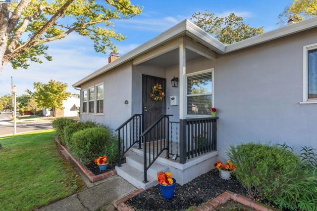 3719 60Th St, Sacramento CA: https://media.crmls.org/mediaz/cba3014d-6266-446f-a672-f58770a83bd3.jpg