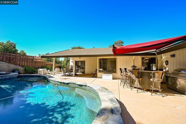554 Golf Club Road, Pleasant Hill CA: https://media.crmls.org/mediaz/cba35cb7-cbf2-41ef-8b50-156dd7f5aea0.jpg