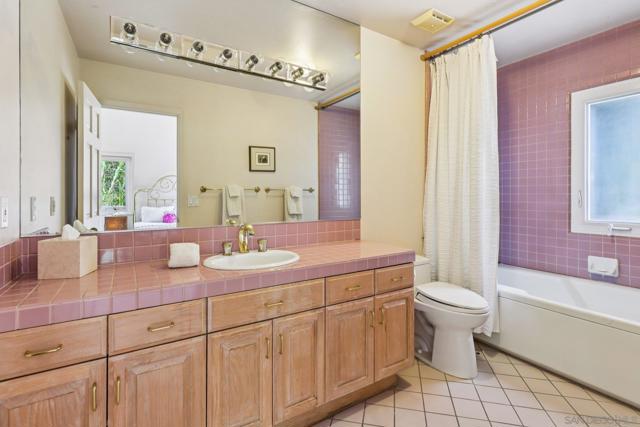 1295 W Redwood St, San Diego CA: https://media.crmls.org/mediaz/cba391f1-0650-47ee-a7d2-412aafcee236.jpg