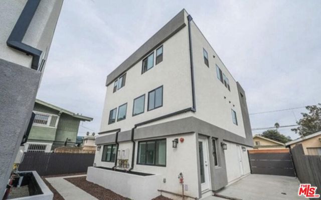 4112 1/2 S Normandie Avenue, Los Angeles CA: https://media.crmls.org/mediaz/cba3ce93-f9a6-4634-8bab-7ac6fbfe9f77.jpg