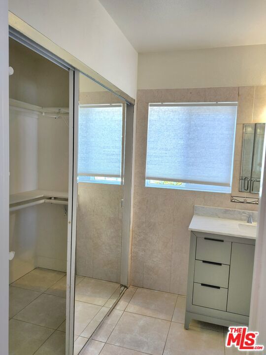 857 S Norton Avenue, Los Angeles CA: https://media.crmls.org/mediaz/cba40c73-4628-410d-a70d-af3b1e29de85.jpg