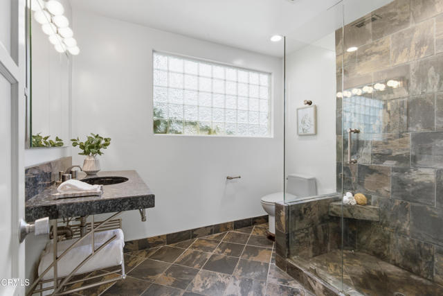 Detail Gallery Image 9 of 18 For 4563 Loma Vista Dr, La Canada Flintridge,  CA 91011 - 4 Beds | 2 Baths