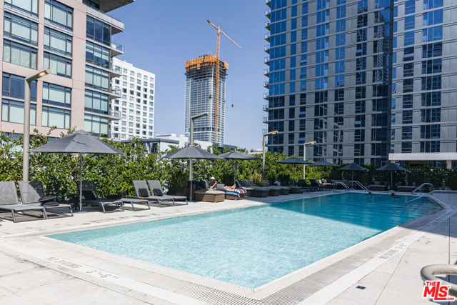 1155 S Grand Avenue, Los Angeles CA: https://media.crmls.org/mediaz/cba4da61-997b-4911-8fda-0f78f40373c0.jpg