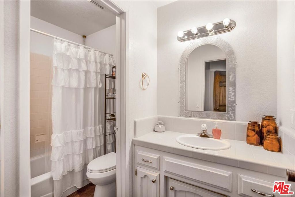 https://media.crmls.org/mediaz/cba53c77-8c21-466c-a01f-f282b871dfbd.jpg?preset=X-Large