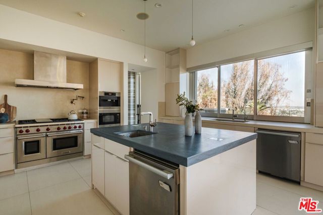 770 Paseo Miramar, Pacific Palisades CA: https://media.crmls.org/mediaz/cba6b5e8-d94d-4043-b7c4-52a56215d7a1.jpg