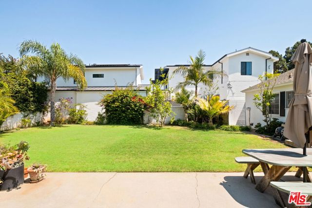 315 26th Street, Santa Monica CA: https://media.crmls.org/mediaz/cba6c084-d4f1-4442-b6e9-58a52d50c7f3.jpg