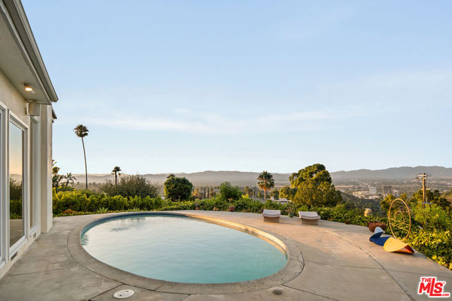 3340 Scadlock Lane, Sherman Oaks CA: https://media.crmls.org/mediaz/cba6ec73-9f90-4dcd-8845-8652f34bdcc2.jpg