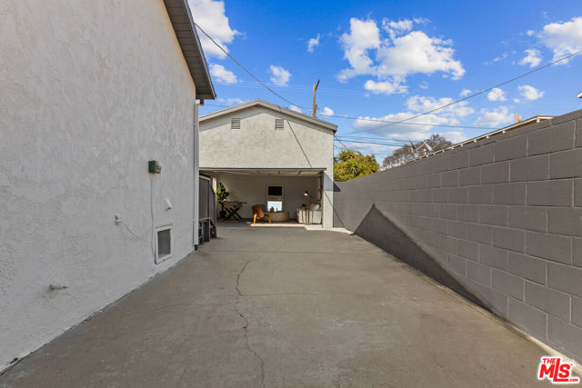 2446 Colby Avenue, Los Angeles CA: https://media.crmls.org/mediaz/cba76543-8460-45f6-bcbd-20d2e196e5f4.jpg