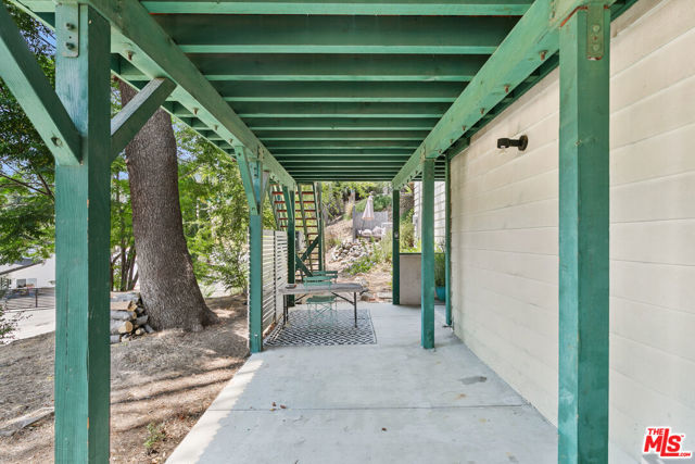 11320 Alethea Drive, Sunland CA: https://media.crmls.org/mediaz/cba79fe7-c9ef-47c6-a2b6-8df5a073862d.jpg