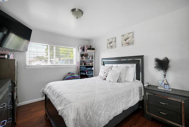 21926 Victory Dr, Hayward CA: https://media.crmls.org/mediaz/cba7b225-23f5-46d1-9a88-c4177dd88872.jpg