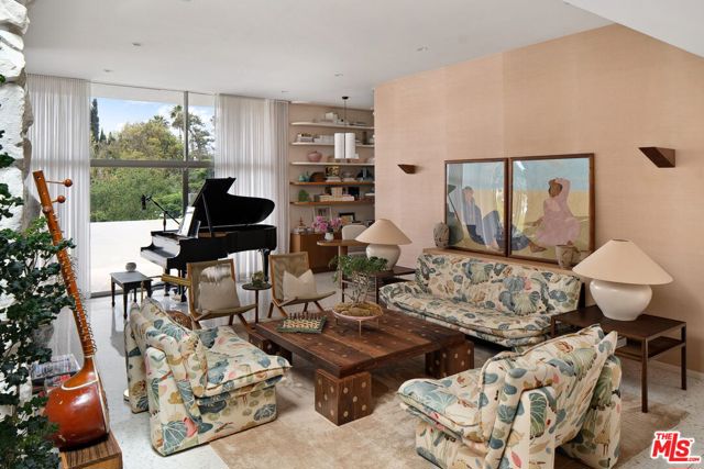 11513 Dona Cecilia Drive, Studio City CA: https://media.crmls.org/mediaz/cba82f06-bc44-4017-b575-43e354807c7f.jpg