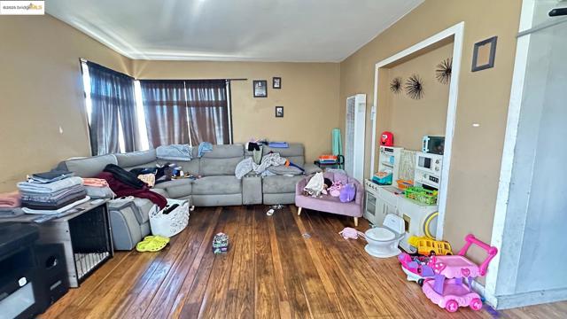 2031 Chanslor Avenue, Richmond CA: https://media.crmls.org/mediaz/cba9362b-01b5-4e56-a6a9-b9055a67a6b1.jpg