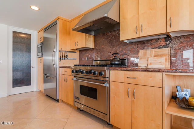 3300 Ocean Drive, Oxnard CA: https://media.crmls.org/mediaz/cba9c29c-b448-486c-b3c3-e878209e4510.jpg