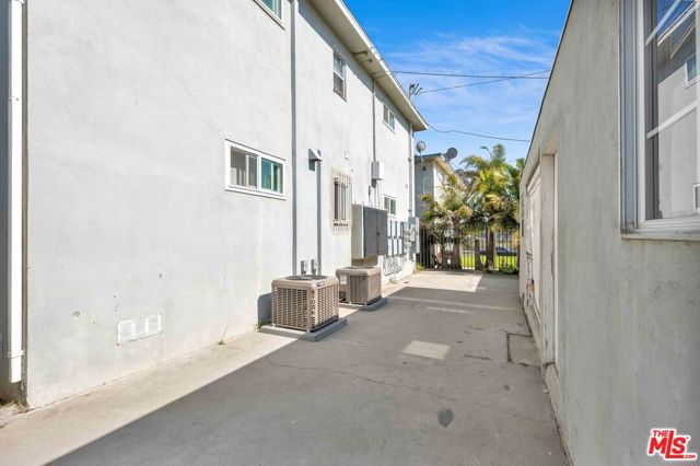 10235 S 10th Avenue, Inglewood CA: https://media.crmls.org/mediaz/cbaa51d3-f48b-4d91-a4d3-d8670201c0f7.jpg