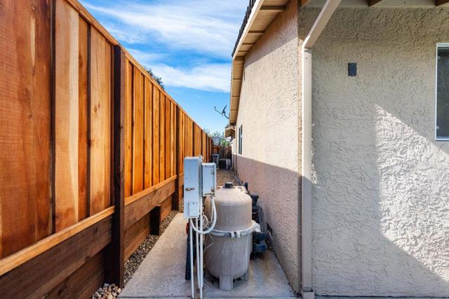 1091 Nez Perce Drive, Hollister CA: https://media.crmls.org/mediaz/cbab26b3-4049-4c06-b6a6-70d0f195864f.jpg