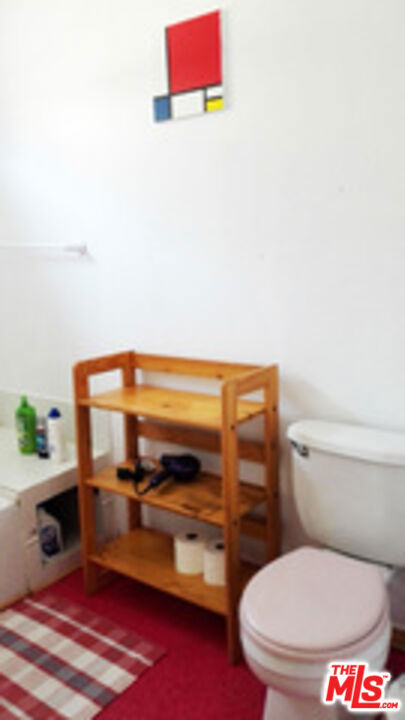 4226 Redwood Avenue, Los Angeles CA: https://media.crmls.org/mediaz/cbab2825-bfcb-43bf-9d82-000507554962.jpg
