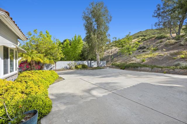 2241 Willowbrook St, Escondido CA: https://media.crmls.org/mediaz/cbad0fa6-8b97-4686-8c17-1cda583dc821.jpg