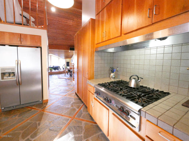 2442 Valley Meadow Drive, Oak View CA: https://media.crmls.org/mediaz/cbae362c-7425-46a5-87bf-669bb2cbd089.jpg